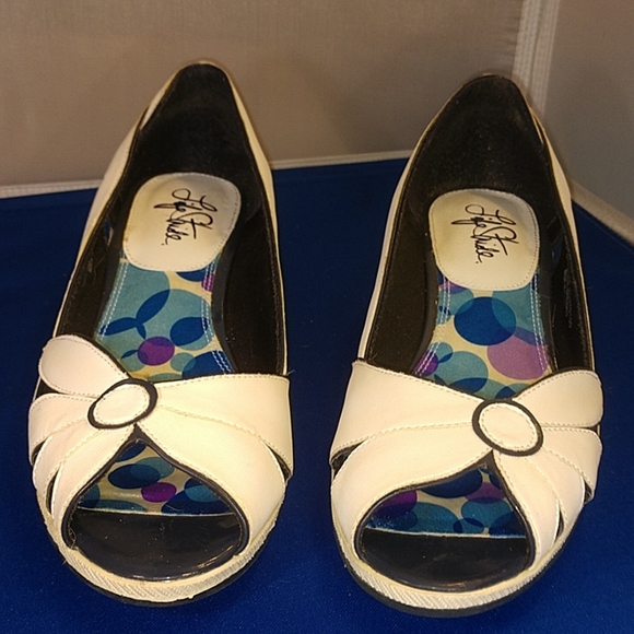 Woman's shoes - Picture 2 of 2